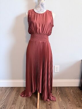 🆕Express Pleated Midi Dress Sz M Rust Sleeveless Smocked Waist Asymmetrical Hem